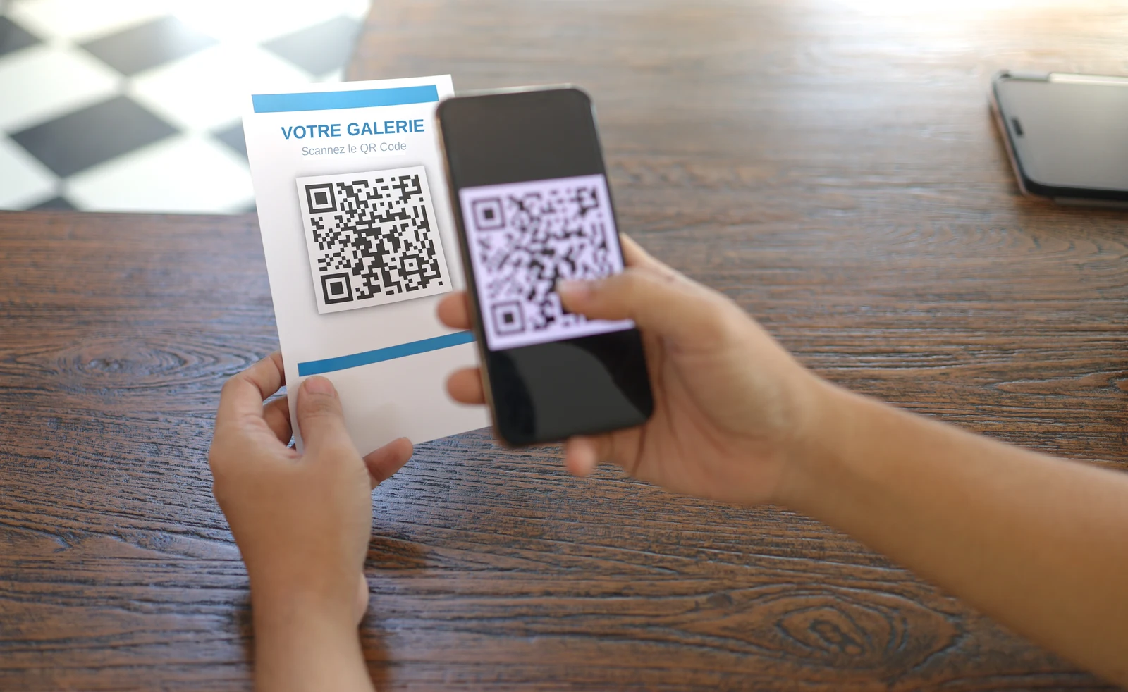 Scan QR code avec smartphone, accès galerie instantané
