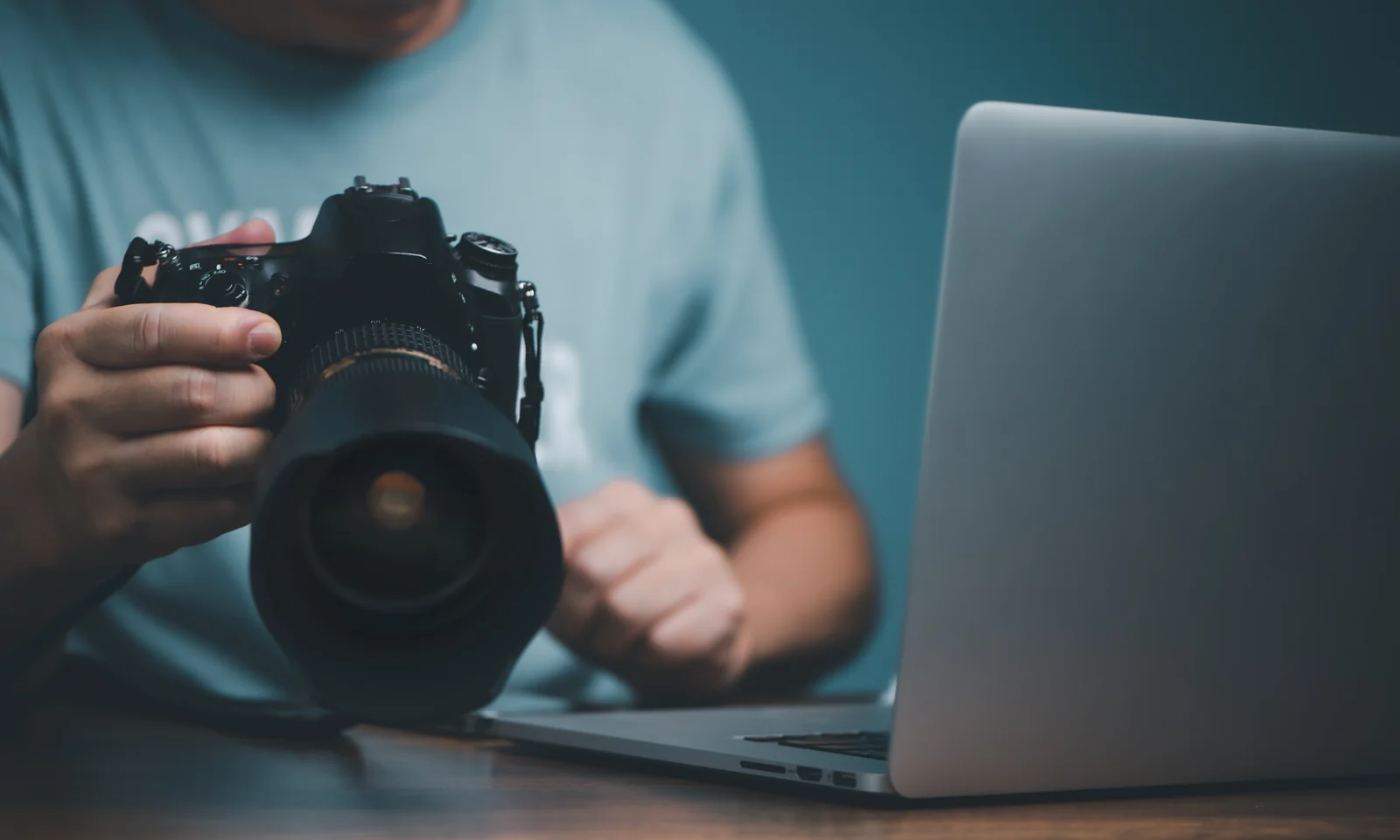 Photographe avec camera et laptop