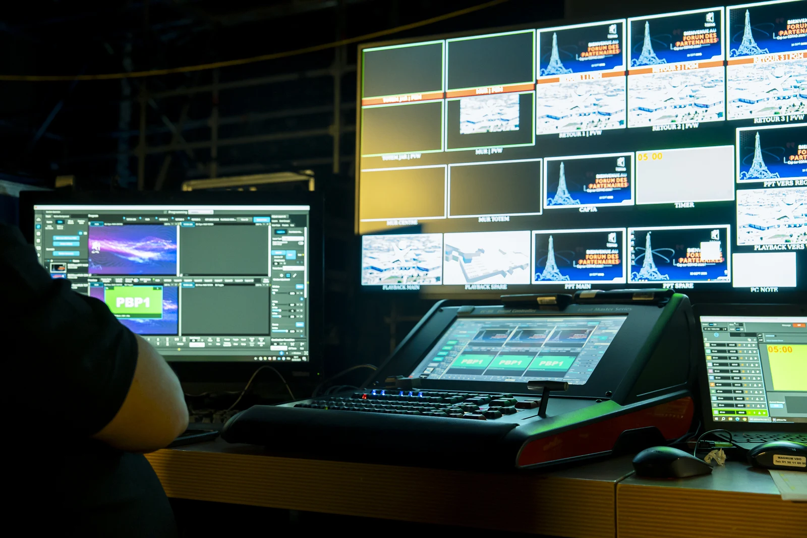 Régie vidéo événement console multi-écrans