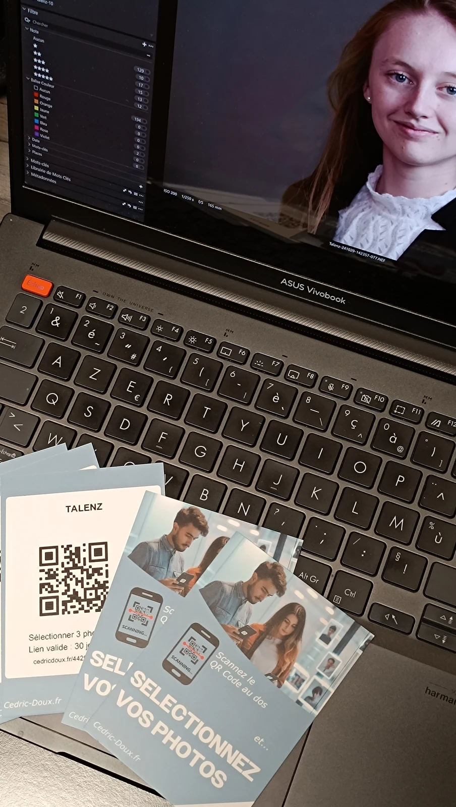 Retouche photo sur ordinateur portable en studio