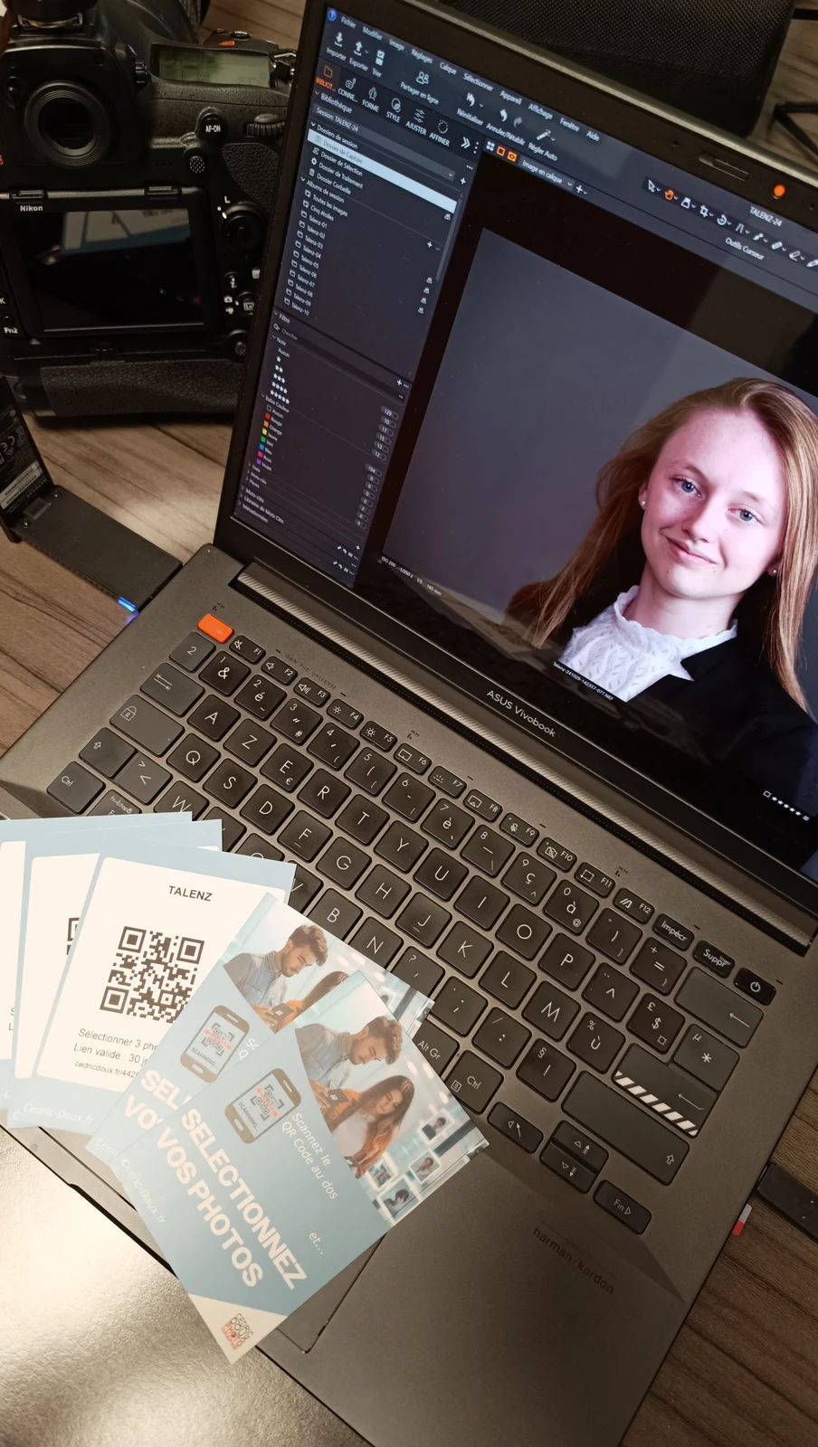 Photographe en post-production devant ses écrans