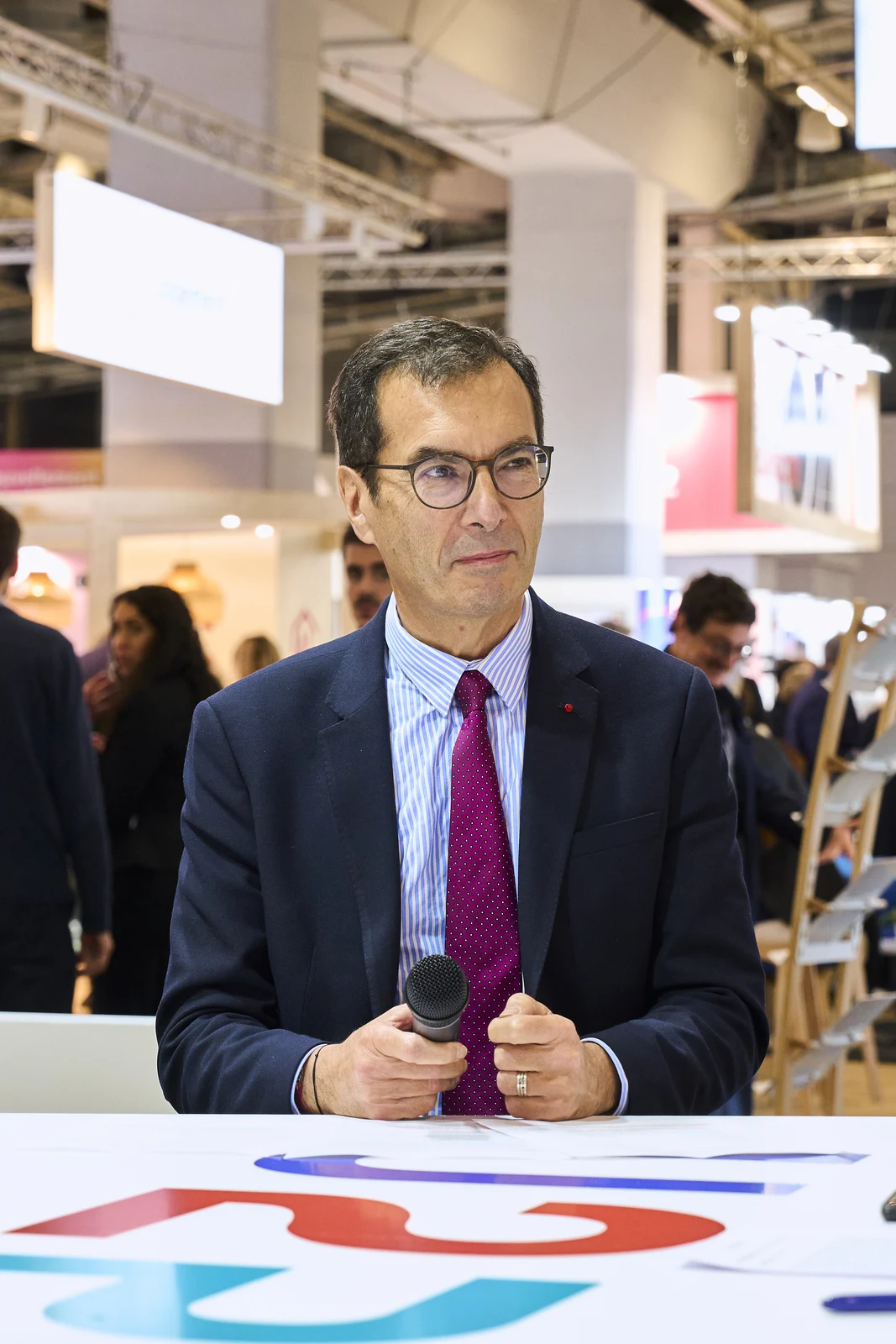 Portrait orateur au micro sur le stand U2P