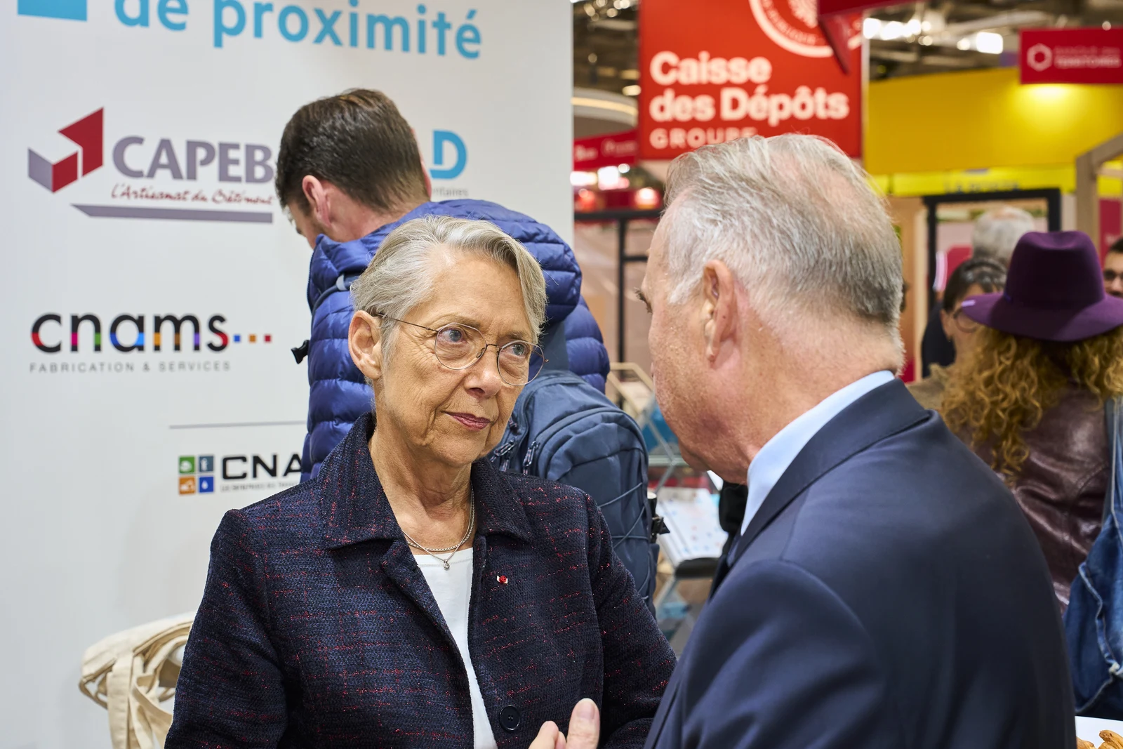 Echange entre deux personnes sur le stand U2P